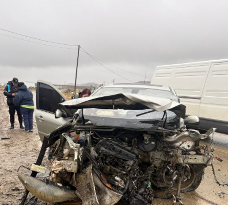 Vehículo con daños en la parte frontal tras colisión en Ruta 26