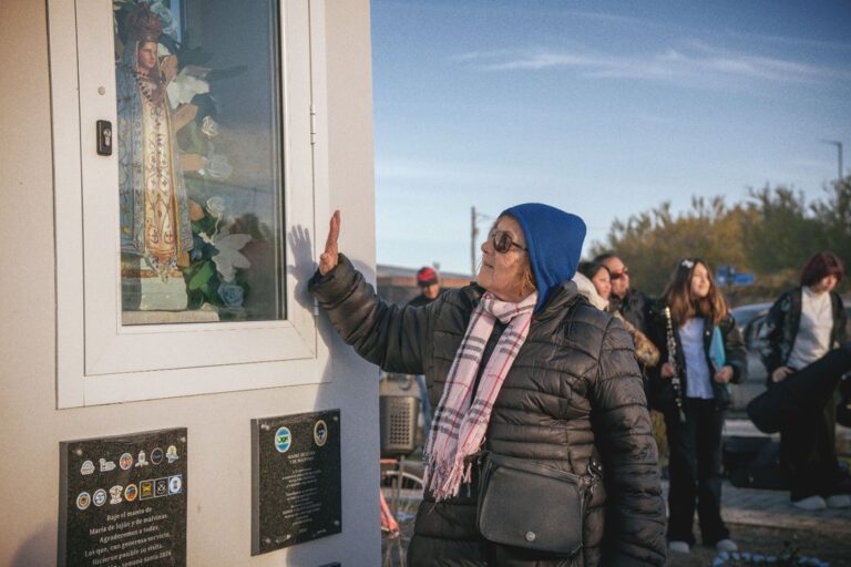 Ceremonia de entronización de la Virgen Malvinera en Playa Unión