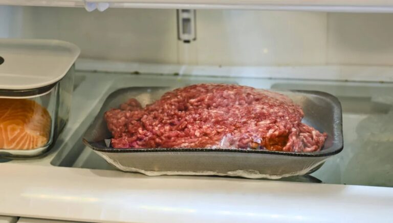 Carne picada cruda sobre una tabla de cortar