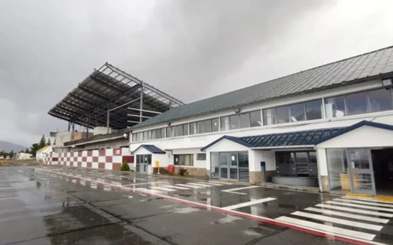 Cartel promocional del vuelo directo entre Córdoba y Esquel en el aeropuerto cordobés