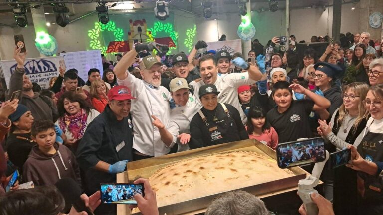 Empanada gigante presentada en la Feria Patria de Esquel