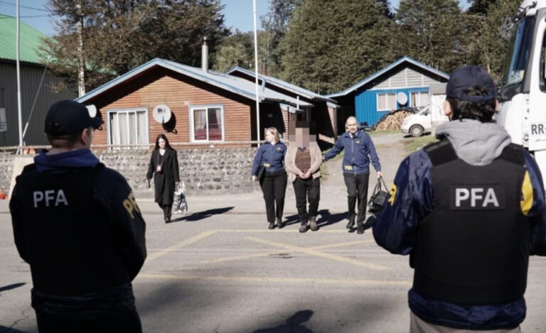 Traslado de detenido en Esquel, Chubut