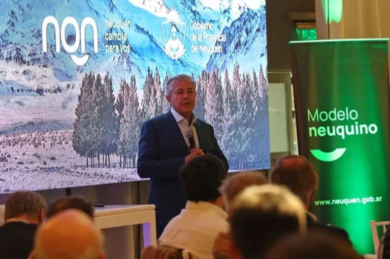 Gobernador Rolando Figueroa durante la cena de la Unión Empresarios Neuquinos en el Club Alemán de Neuquén Capital
