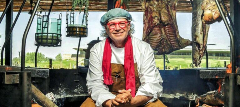 Chef Francis Mallmann cocinando al aire libre en la Patagonia