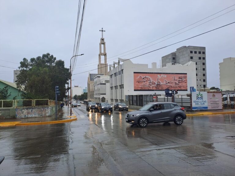 Vista de Comodoro Rivadavia con cielo nublado y lluvia, clima invernal en la ciudad petrolera
