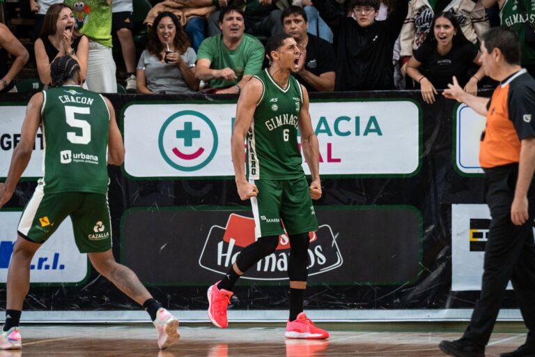 Partido de básquet entre Gimnasia de Comodoro e Independiente de Oliva en el estadio Socios Fundadores