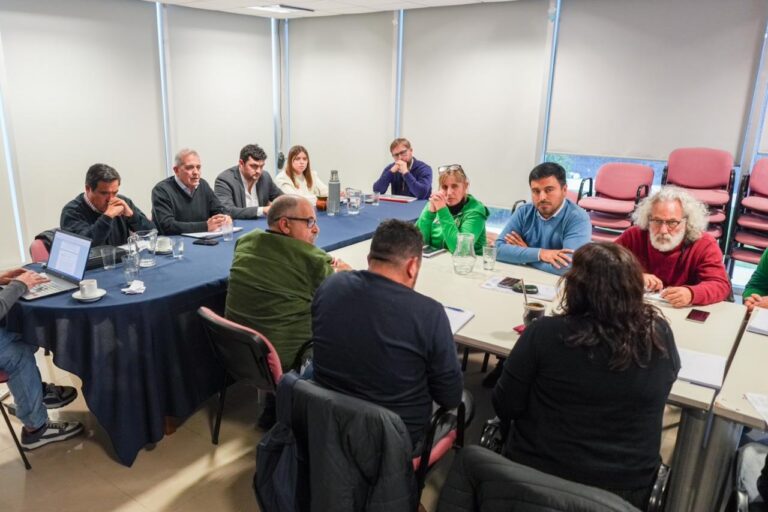 Reunión paritaria entre funcionarios del Gobierno de Chubut y gremios de auxiliares de la educación