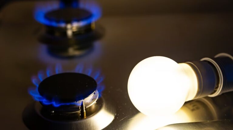 Facturas de luz y gas sobre una mesa