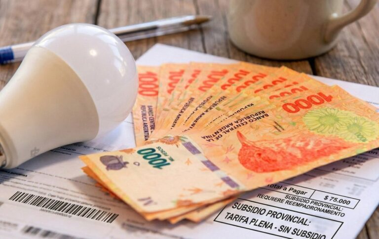 Medidor de gas y factura de servicios junto a un termómetro que marca bajas temperaturas