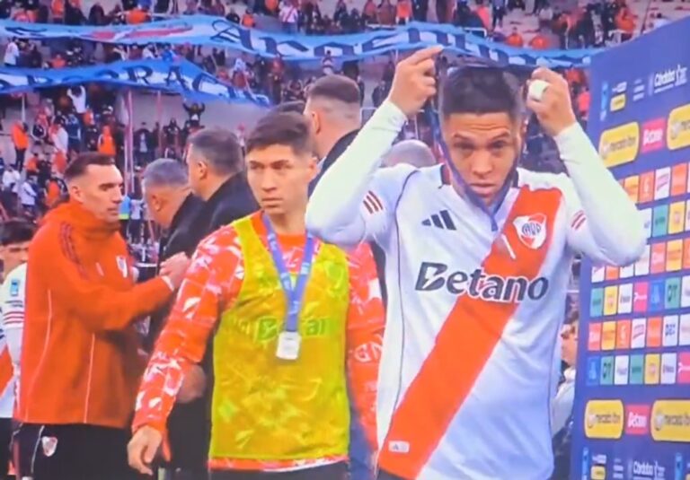 Gonzalo Montiel pasando junto a Claudio Tapia durante la entrega de medallas en el estadio Mario Alberto Kempes