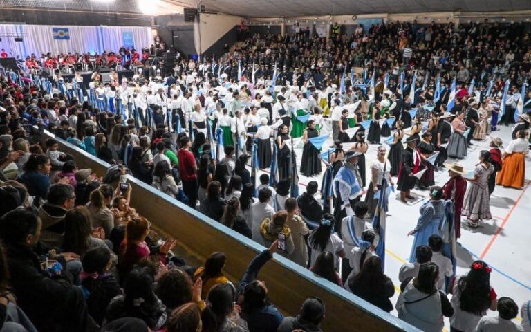 Intendente Gustavo Sastre en el acto del 25 de Mayo en Puerto Madryn