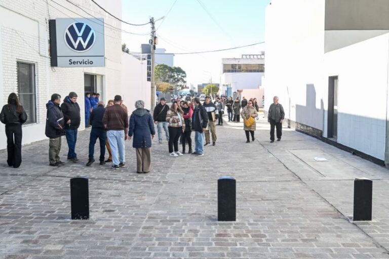 Intendente Gustavo Sastre en la inauguración de la pavimentación del Pasaje Bruno en Puerto Madryn