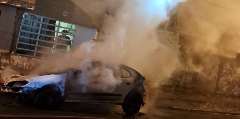 Bomberos sofocando incendio de un auto en Comodoro Rivadavia