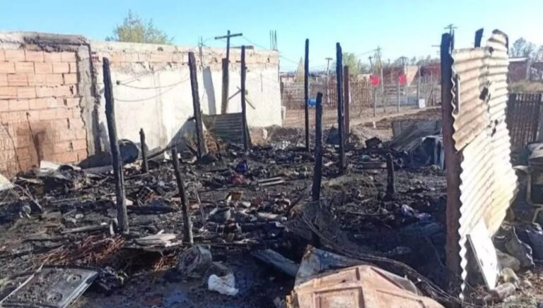 Bomberos trabajando en el incendio de una vivienda precaria en Trelew