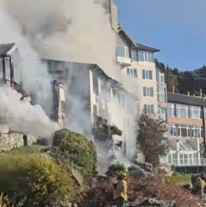 Columnas de humo y llamas en el histórico Hotel Huemul de Bariloche durante el incendio