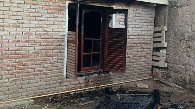 Vivienda en Caleta Olivia donde ocurrió el incendio fatal