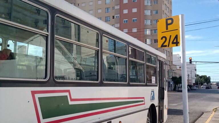 Pasajeros esperando colectivo en una parada céntrica de Comodoro Rivadavia