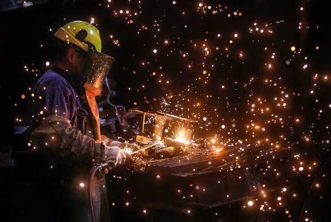 Fábrica metalúrgica con maquinaria detenida