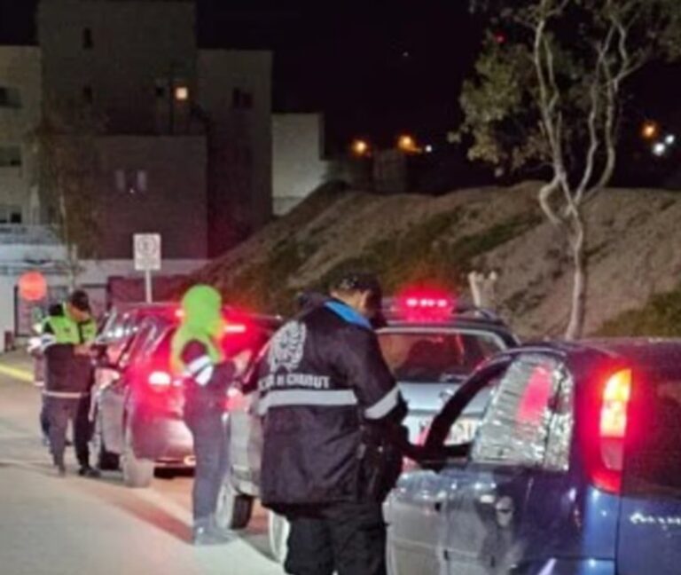Agente de tránsito en Comodoro Rivadavia realizando un control vehicular