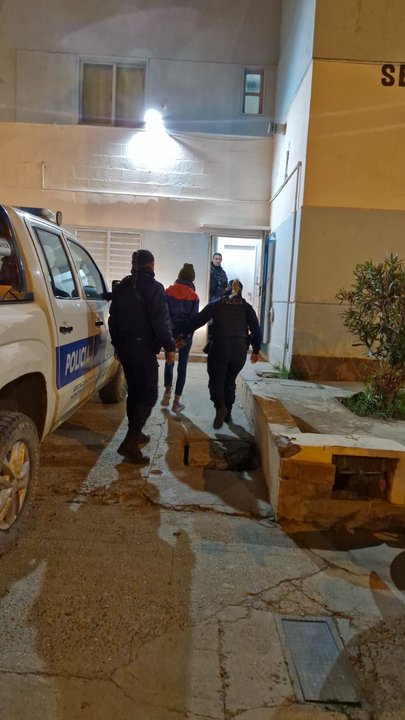 Policía en la puerta de una ferretería en Comodoro Rivadavia