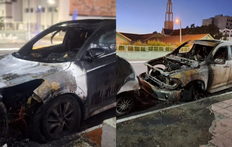 Vehículos incendiados en calle España al 800 de Comodoro Rivadavia