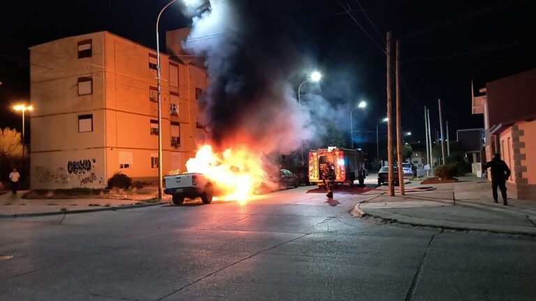 Bomberos trabajan para extinguir el incendio de una camioneta Ford Ranger en la vía pública