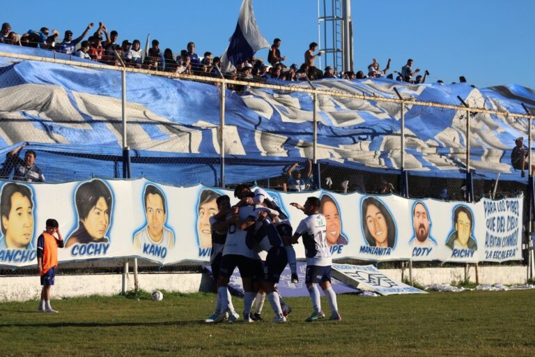 Jugadores de Jorge Newbery en partido de fútbol