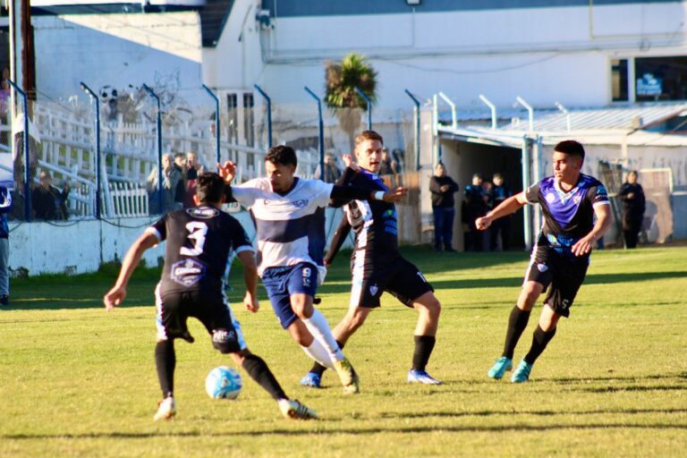 Jugadores de Jorge Newbery celebrando un gol en la final del Torneo Provincial ante Deportivo Roca