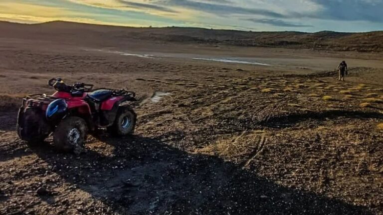 Bomberos realizan maniobras de rescate de un cuatriciclo atrapado en una laguna de barro en Caleta Olivia