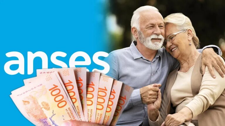 Persona mayor con documento y billetes, representando a jubilados de ANSES en Chubut