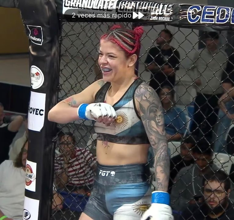 Marlene La Frutillita Balbuena en acción durante un combate de MMA