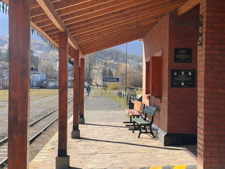 Vista de la locomotora de La Trochita en la estación de Esquel