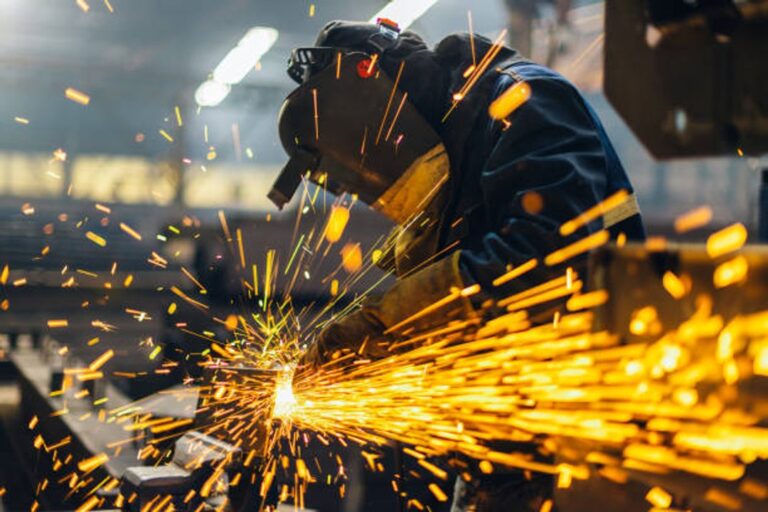 Trabajadores metalúrgicos en planta industrial