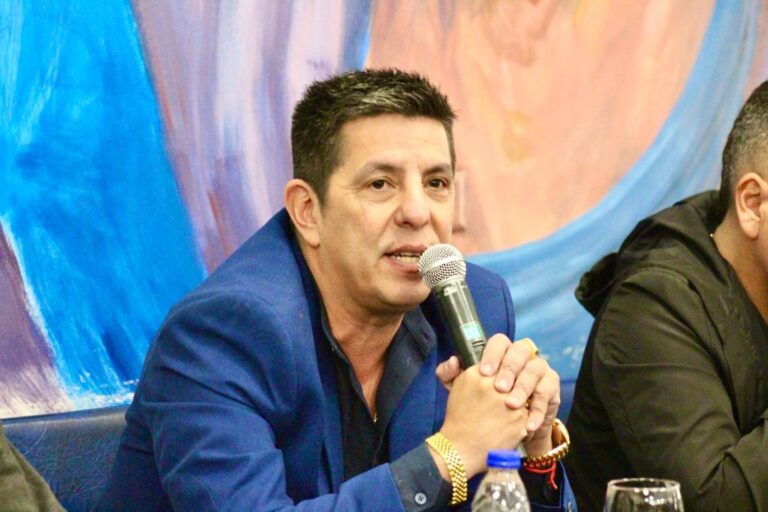 Leonardo Barrientos en el acto de asunción como presidente de Jorge Newbery de Comodoro