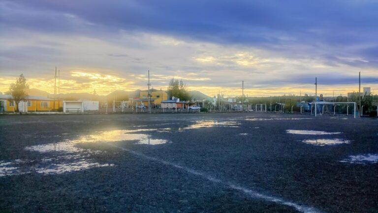 Campo de fútbol anegado por el temporal en Comodoro Rivadavia