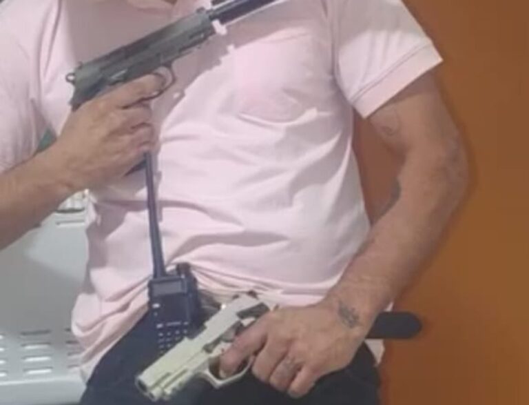 Fotografía de Luis Damián Uribe junto a armas de fuego publicada en redes sociales
