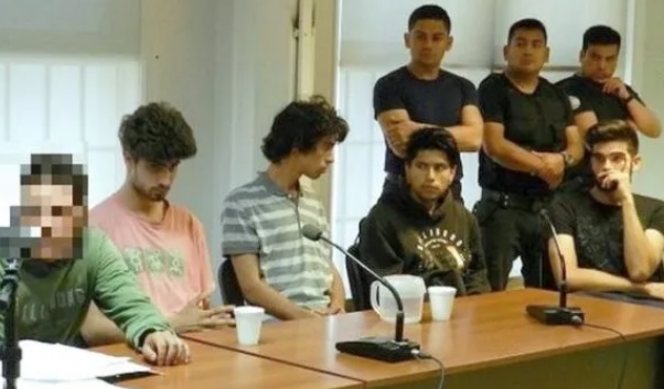 Fotografía de la jueza Stella Eizmendi y la fiscal Silvana Salazar en la sala de audiencias de Puerto Madryn