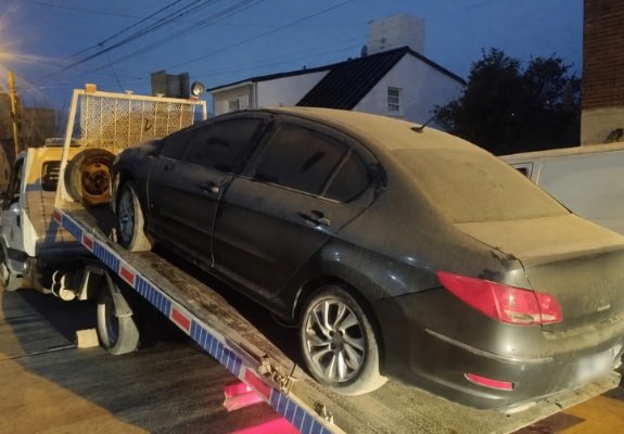 Vehículo Peugeot 408 secuestrado en Puerto Madryn con patente apócrifa