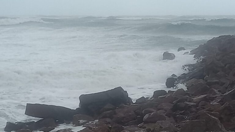 Vista de la costa de Playa Unión con fuerte oleaje durante la marejada