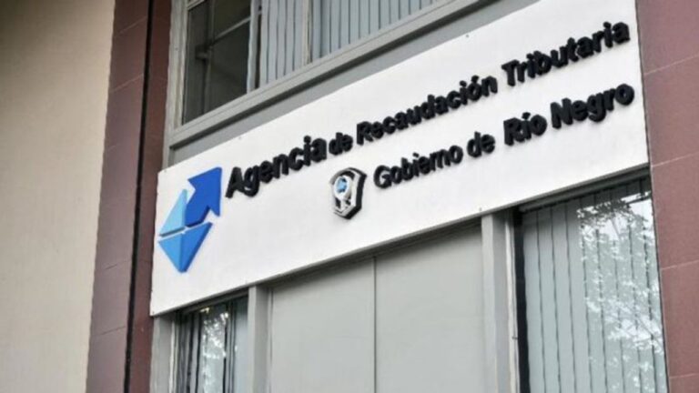 Documentos y calculadora sobre mesa representando trámites fiscales en Río Negro