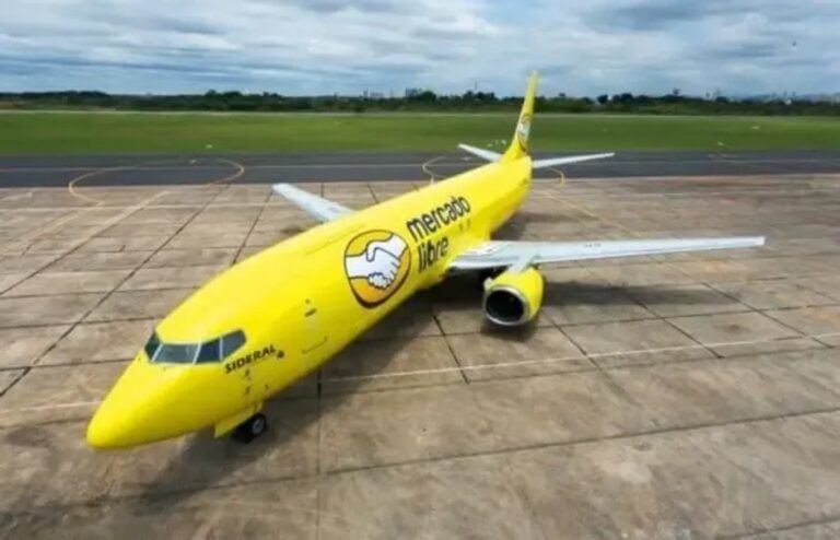 Avión carguero de Mercado Libre con el logo amarillo de la empresa sobrevolando la Patagonia