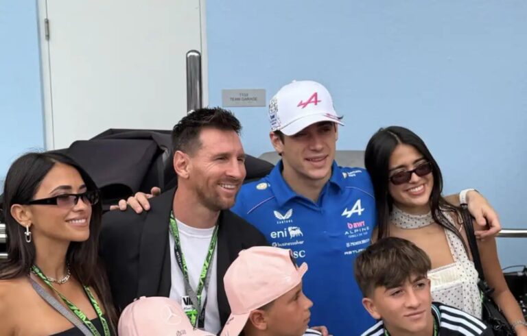 Lionel Messi abrazando a Franco Colapinto en la grilla del circuito de Miami