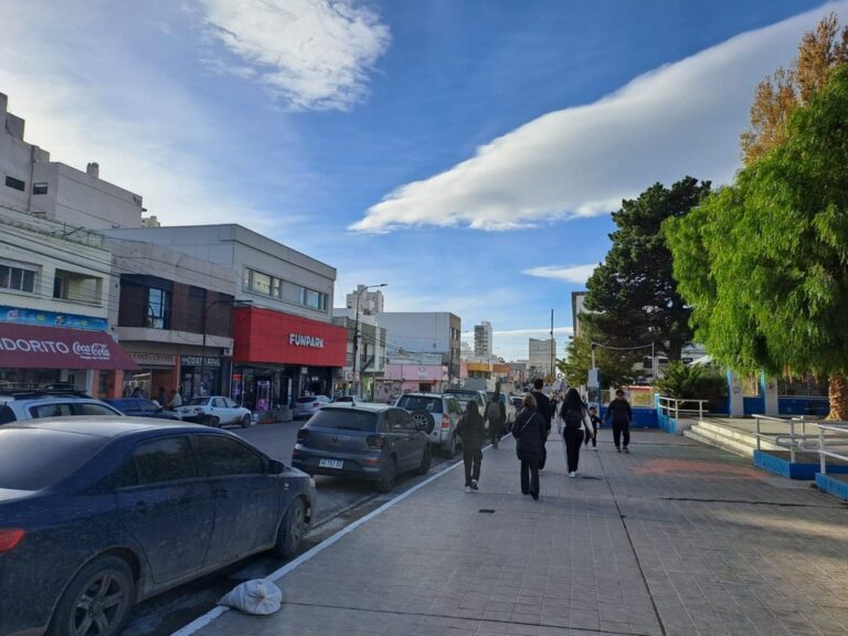 Cielo nublado sobre Comodoro Rivadavia con edificios y costa al fondo