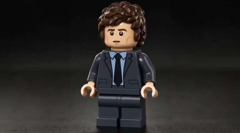 Personaje animado de Javier Milei armando un mapa de Argentina con bloques de Lego celestes y blancos
