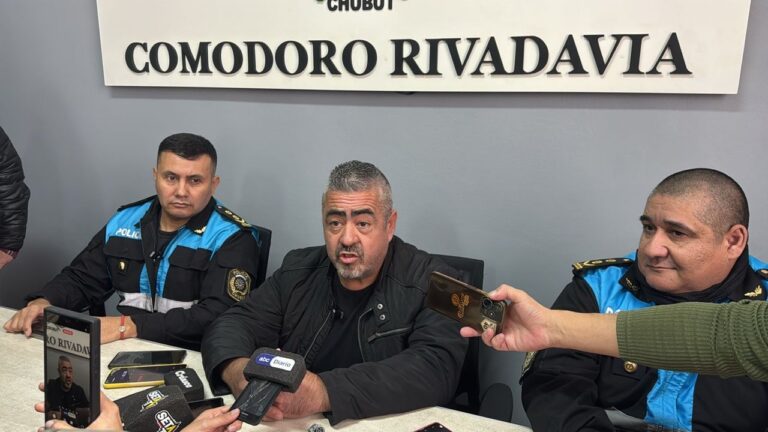 Conferencia de prensa del ministro de Seguridad de Chubut, Héctor Iturrioz
