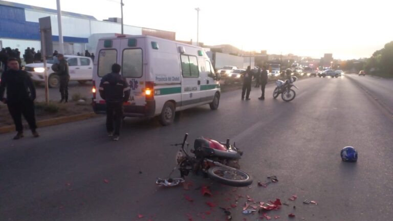 Accidente de tránsito entre moto y camioneta en avenida Hipólito Yrigoyen, Comodoro Rivadavia