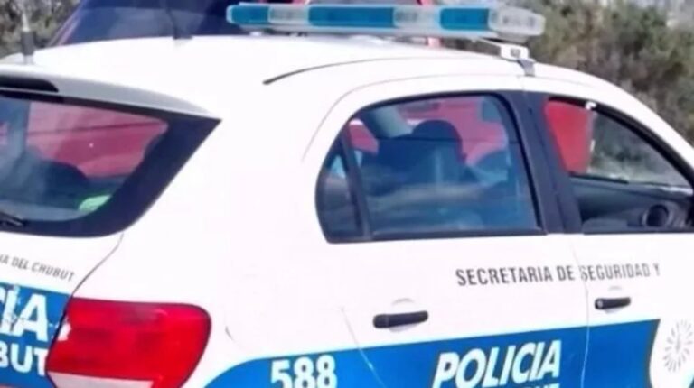 Ambulancia trasladando a motociclista herido en Comodoro Rivadavia