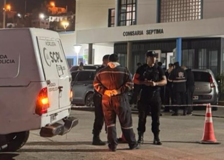 Vehículo con impactos de bala en Comodoro Rivadavia tras ataque armado