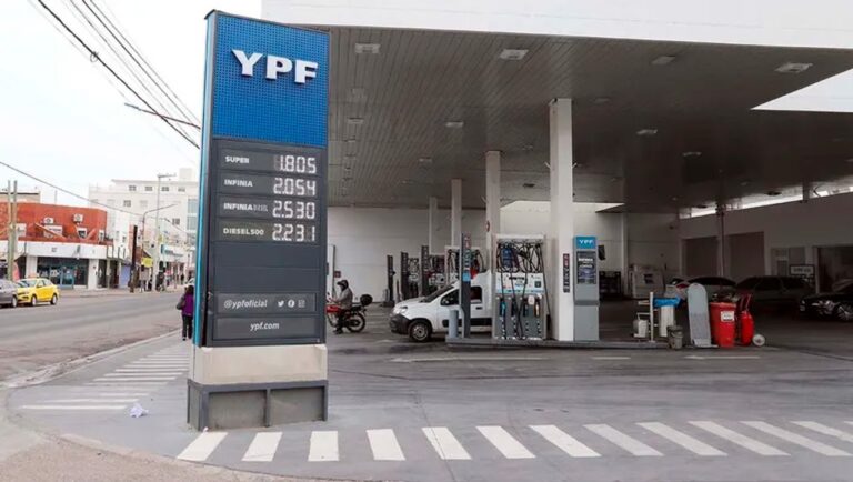 Surtidor de YPF mostrando precios de combustibles en Neuquén