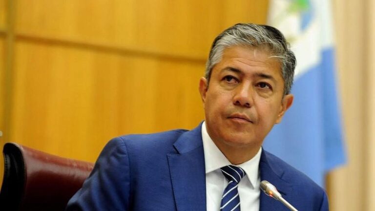 Rolando Figueroa en reunión política en el club Alemán